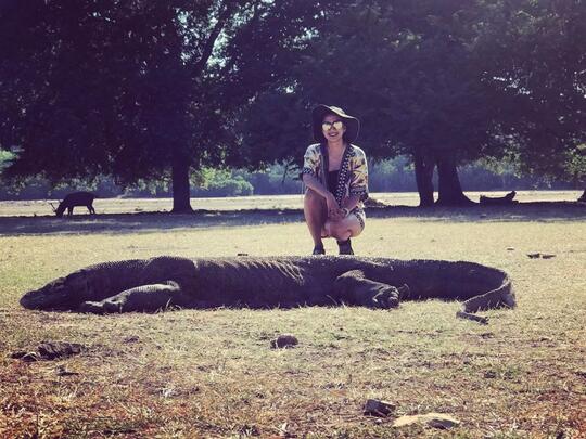 Gaya 10 seleb pose bareng komodo saat liburan, berani banget