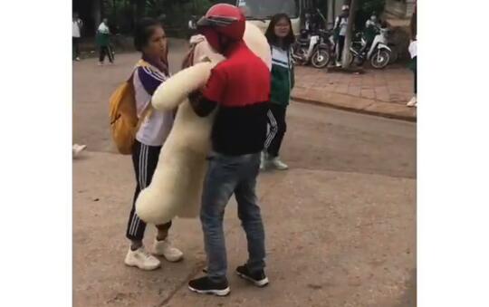 Tak Dihargai, Pemuda Ini Permalukan Dirinya Sendiri Hanya Untuk Perjuangkan Cinta!