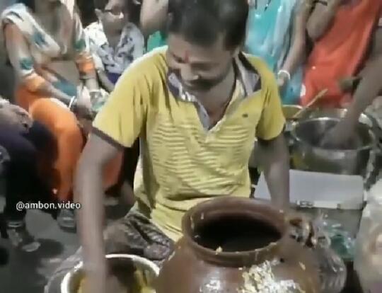 Diobok-obok, Cara Pembuatan Cemilan India Ini Bikin Netizen Hilang Selera Makan!
