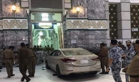 Mobil Sedan Masuk Masjidil Haram dan Tabrak Gate 89