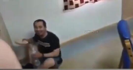 Moment Keseruan yang Menegangkan Ala ABK, Makan Sambil Berselancar di Ruangan Kapal!