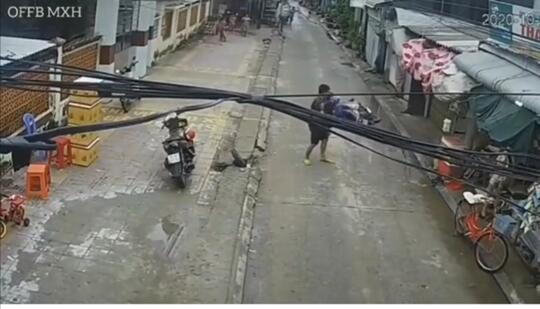 Aksi Heroik Penyelamatan Bayi Hampir Tertabrak Motor, 19Detik Meleset Nyawa Melayang!