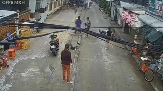 Aksi Heroik Penyelamatan Bayi Hampir Tertabrak Motor, 19Detik Meleset Nyawa Melayang!