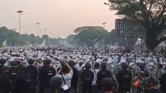 Habib Rizieq Pulang, Penumpang Pesawat Jalan Kaki, Ini Respon Warganet