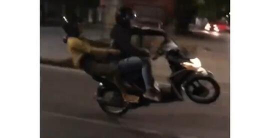Ngeri, Video Dua Sejoli Standing Motor di Jalanan Ini Bikin Tegang dan Membahayakan!