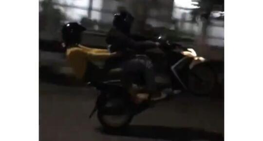 Ngeri, Video Dua Sejoli Standing Motor di Jalanan Ini Bikin Tegang dan Membahayakan!