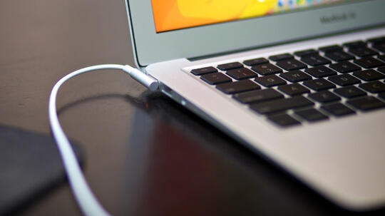 Amankah Laptop di Charger Terus Sambil Dipake?