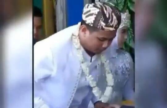 Gugup, Pengantin Pria Ini Diminta Jabat Tangan Ijab Kobul Malah Lakukan Gambreng!