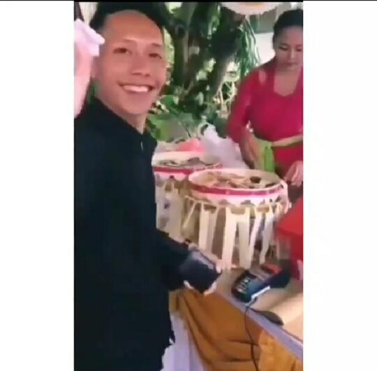 Super Unik, Resepsi Pernikahan Satu ini Pakai Mesin EDC untuk Terima Uang Amplop!