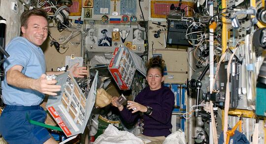 Astronot Makan Ini Diluar Angkasa...