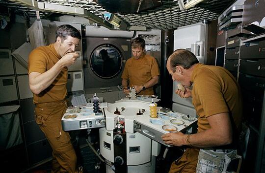 Astronot Makan Ini Diluar Angkasa...