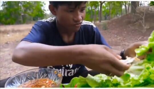 Kuliner Ekstream Khas Thailand, Pemuda Ini Makan Buaya Panggang Tanpa Rasa Jijik!