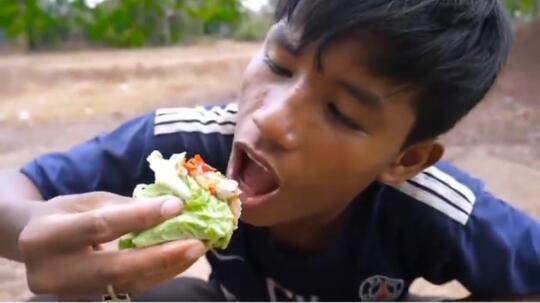 Kuliner Ekstream Khas Thailand, Pemuda Ini Makan Buaya Panggang Tanpa Rasa Jijik!