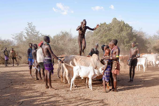 Macam-Macam Tradisi Aneh di Afrika