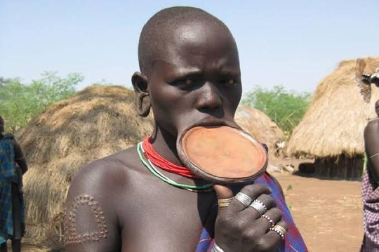 Macam-Macam Tradisi Aneh di Afrika