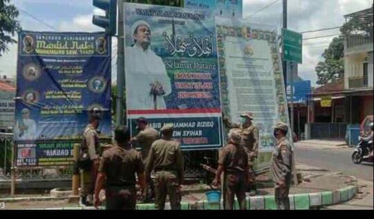 Warga Tolak Penertiban, Baliho Rizieq Shihab Dipasang Lagi oleh Satpol PP