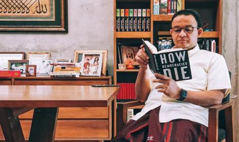 Duduk Santai Sambil Baca Buku Bagaimana Demokrasi Mati, Anies Menyindir Siapa Nih?
