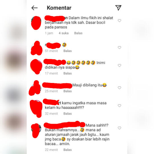 Viral!Dua Sejoli Salat Berjamaah Lewat Video Call Dan Salaman Online