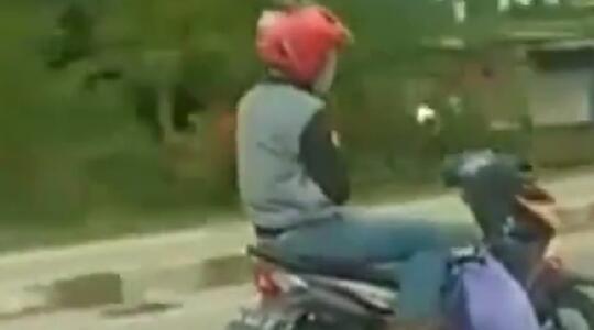 Bukan Sulap Bukan Sihir, Pengendara Motor Ini Mengemudikan Kendaraan Tanpa Menyetir!