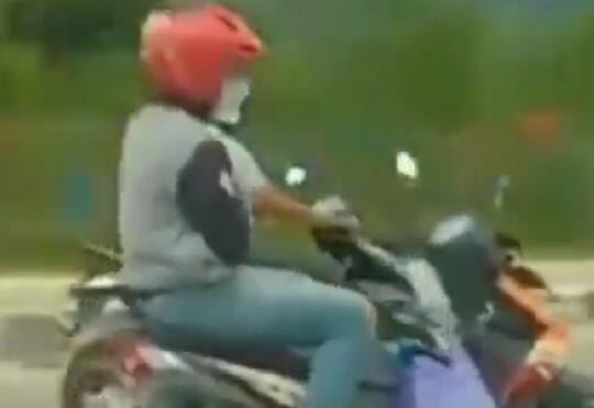 Bukan Sulap Bukan Sihir, Pengendara Motor Ini Mengemudikan Kendaraan Tanpa Menyetir!
