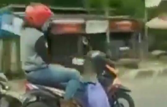 Bukan Sulap Bukan Sihir, Pengendara Motor Ini Mengemudikan Kendaraan Tanpa Menyetir!