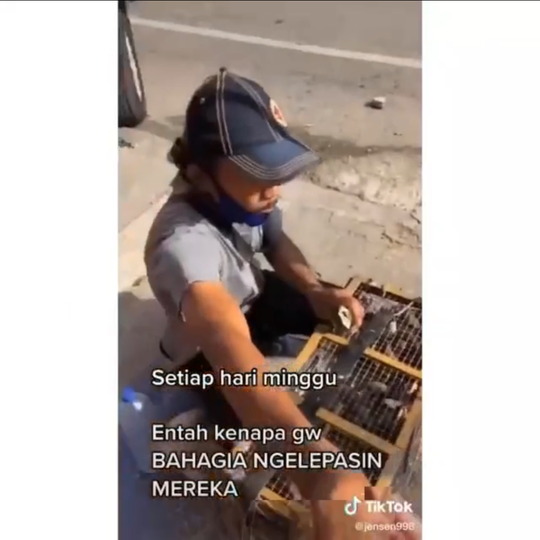 Lepas Semua Burung Yang Dibelinya Dihadapan Si Penjual, Wajah Penjualnya Jadi Sorotan