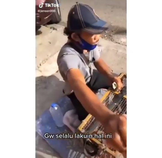 Lepas Semua Burung Yang Dibelinya Dihadapan Si Penjual, Wajah Penjualnya Jadi Sorotan