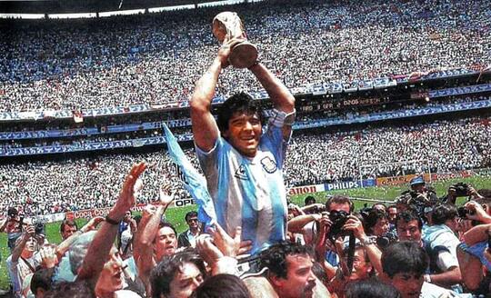 Hembusan Nafas Terakhir Sang Legenda Sepakbola, Diego Maradona
