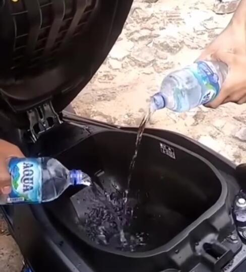 Absurd! Para Pemuda Ini Bikin Minuman Es di Bagasi Motor, Seger tapi Kok Gitu?
