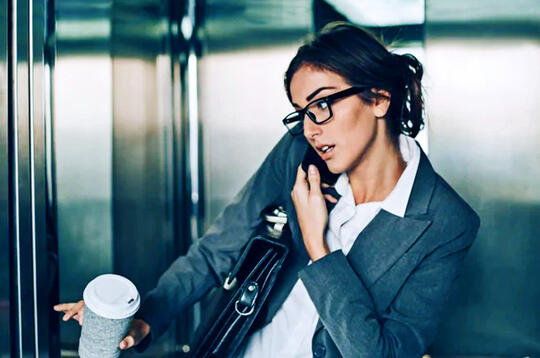 7 Tips yang Bisa Kamu Lakukan Saat Terjebak Lift