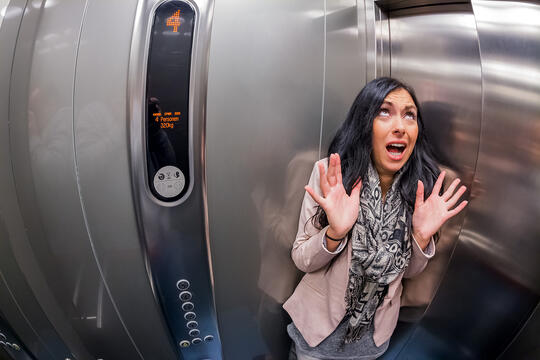 7 Tips yang Bisa Kamu Lakukan Saat Terjebak Lift