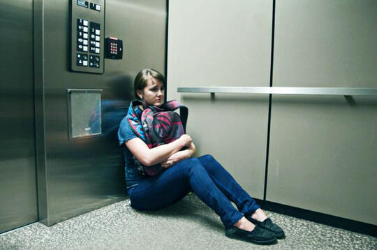 7 Tips yang Bisa Kamu Lakukan Saat Terjebak Lift
