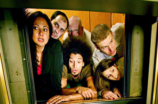 7 Tips yang Bisa Kamu Lakukan Saat Terjebak Lift