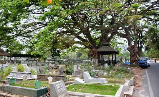 DUA SOSOK DI PEMAKAMAN
