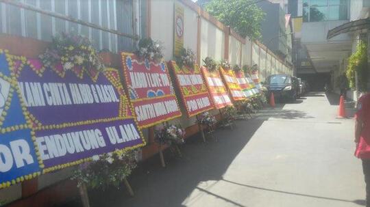 Karangan Bunga Berisi Ucapan Doa Terus Berdatangan Ke RS Ummi