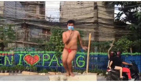Heboh Video Seorang Pria Menari di Tempat Umum Hanya Kenakan CD, Bikin Netizen Geli!