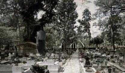 DUA SOSOK DI PEMAKAMAN