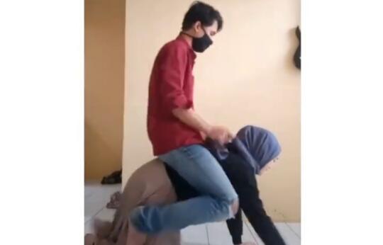 Lucu, Video Seorang Perempuan Ajarkan Cara Manjain Suami! Kok Main Kuda-kudaan?