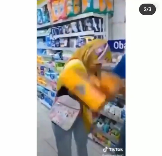 Reaksi Seorang Ibu yang Terciduk Mencuri di Minimarket ini Bikin Pengen Nampol