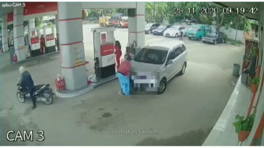 Mengerikan, Detik-detik Bocah Terlindas Mobil di SPBU! Perhatian untuk Orang Tua