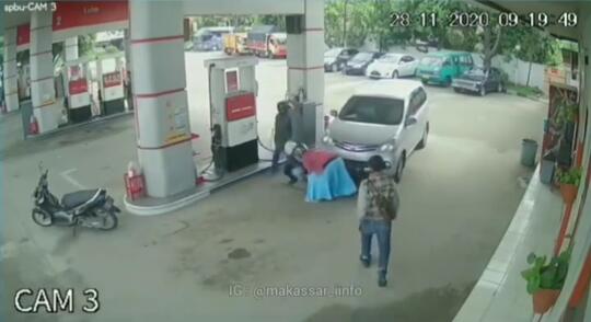 Mengerikan, Detik-detik Bocah Terlindas Mobil di SPBU! Perhatian untuk Orang Tua