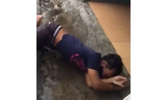 Haru, Viral Pemuda Nangis Guling-guling karena Pacarnya Menikah dengan Orang Lain!