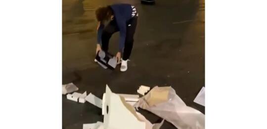 Buat Netizen Geram, Viral Seorang Pria Beli PS5 Hanya Untuk Dibanting di Tempat Umum!