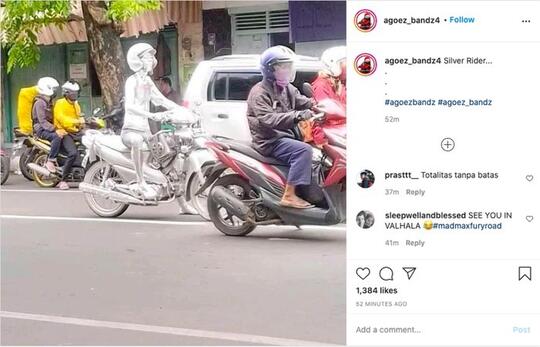 Luar Biasa! Gak Hanya Badan yang Silver, Motor Sama Helmnya Juga Ikutan Silver