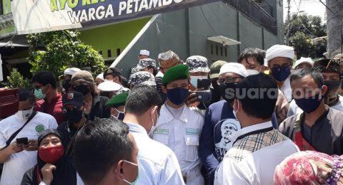 Polisi Disambut Salawat Depan Rumah Habib Rizieq, Warga: Biar Panas Kupingnya
