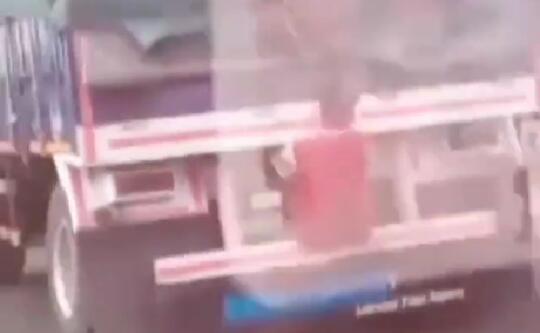 Ngeri, Video Seorang Bocah Menumpang di Belakang Bak Truk Gandeng! Berbahaya Nggak?