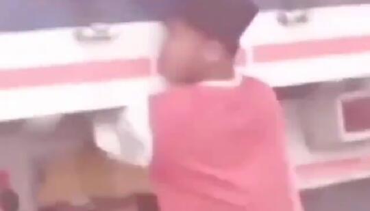 Ngeri, Video Seorang Bocah Menumpang di Belakang Bak Truk Gandeng! Berbahaya Nggak?