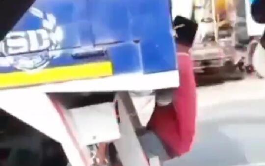 Ngeri, Video Seorang Bocah Menumpang di Belakang Bak Truk Gandeng! Berbahaya Nggak?