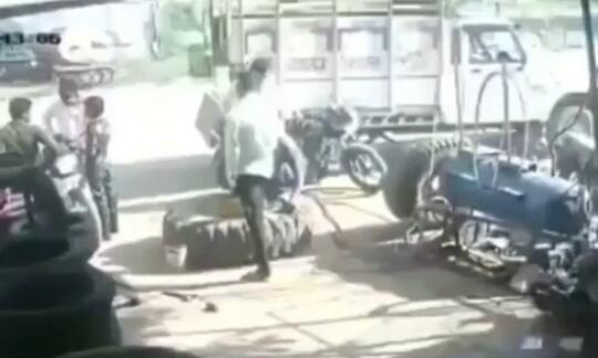 Mengerikan, Video 2 Orang Pria Terpental ke Udara karena Memompa Ban Hingga Meledak!
