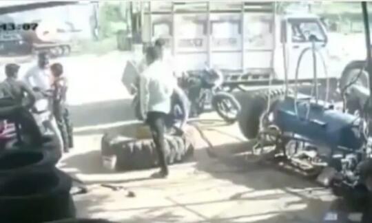 Mengerikan, Video 2 Orang Pria Terpental ke Udara karena Memompa Ban Hingga Meledak!